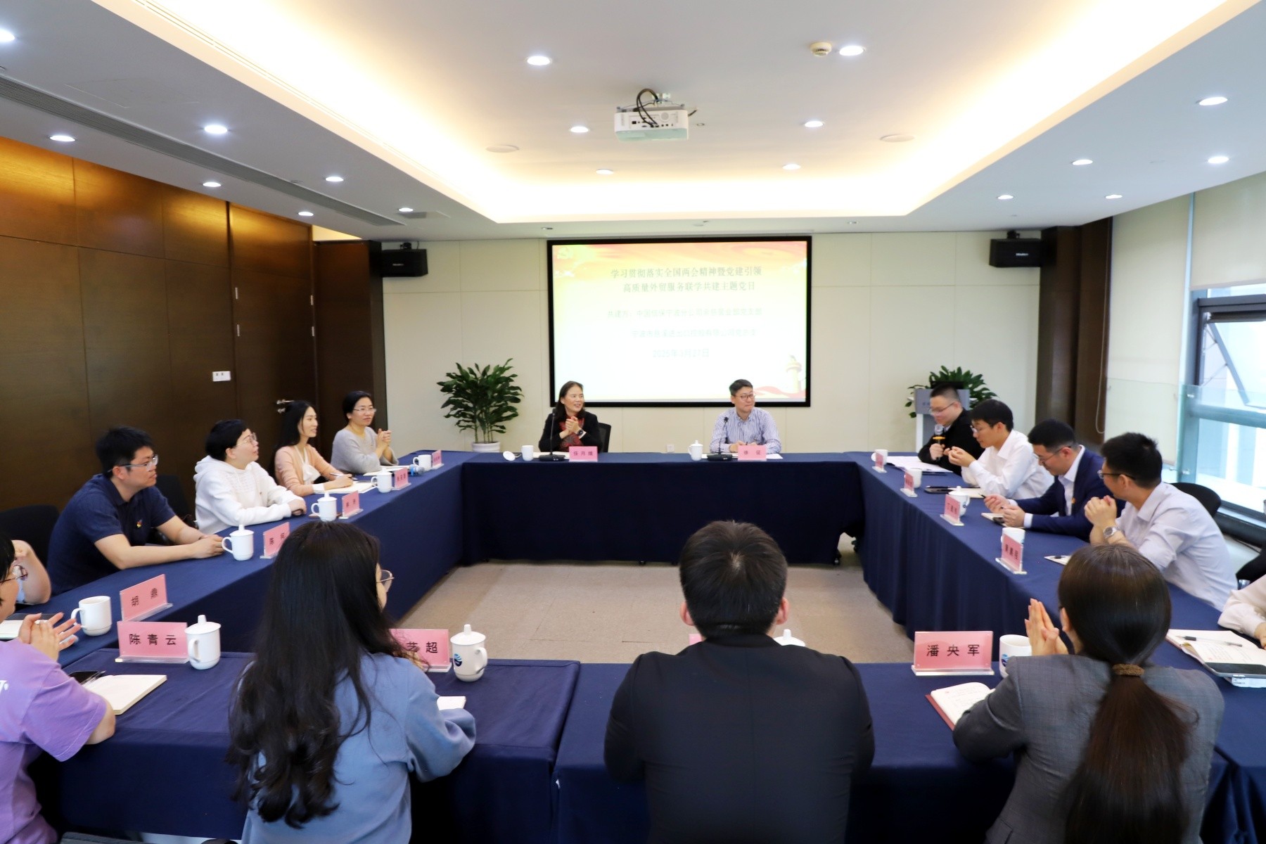 慈溪進(jìn)出口控股公司黨總支與中信保寧波分公司余慈營(yíng)業(yè)部黨支部簽