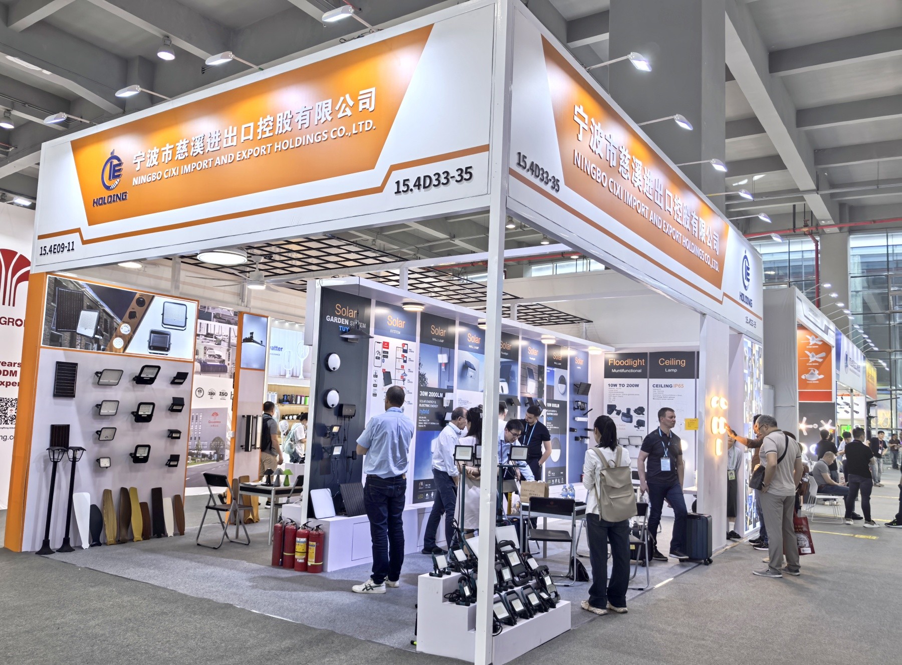 周高副市長(zhǎng)等領(lǐng)導(dǎo)視察第137屆廣交會(huì)慈溪進(jìn)出口控股公司展位